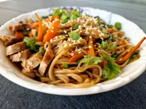 Noodles cu legume și carne