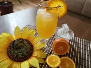 Cóctel de naranja con vino blanco y champagne