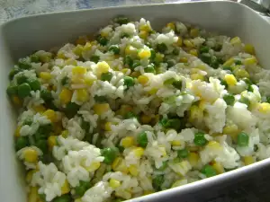 Arroz frito con guisantes y maíz