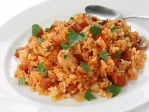 Hähnchen mit Reis und Tomaten im Ofen