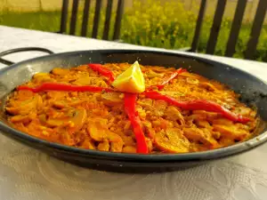 Paella mit Reis und Pilzen