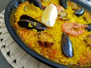 Paella Valenciana cu fructe de mare