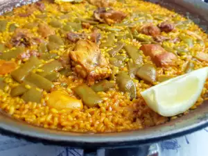 Paella mit Kaninchen- und Hähnchenfleisch