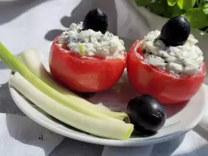 Tomates rellenos con queso crema, puerros y aceitunas