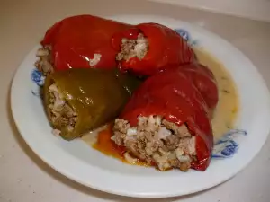 Пълнени мариновани чушки с кайма и ориз