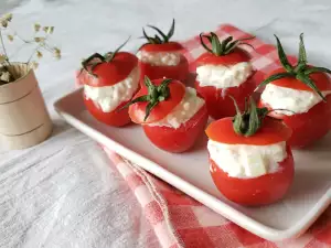 Vorspeise aus gefüllten Tomaten mit Käse