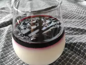 Panna cotta cu smântână și gem de afine