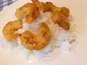 Gambas rebozadas sobre cama de arroz basmati