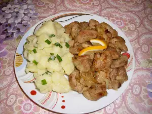 Gebratenes Schweinefleisch mit viel Zwiebel