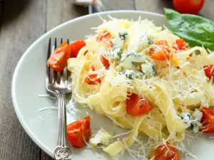 Pasta met knoflook, tomaten en basilicum