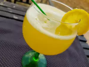 Limonada casera con melocotón