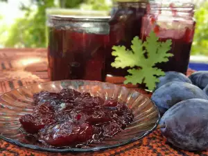 Gebackene Marmelade aus Pflaumen und Duftgeranien