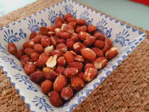 Microwave Roasted Peanuts with Flour