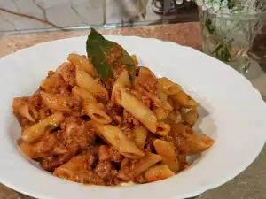 Penne mit Hackfleisch in Tomatensoße