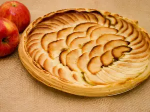 Yummy Semolina and Apple Cake