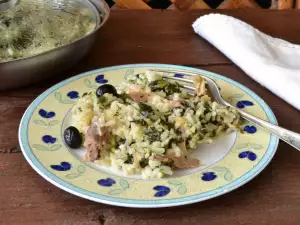 Pollo con arroz, espinacas y aceitunas