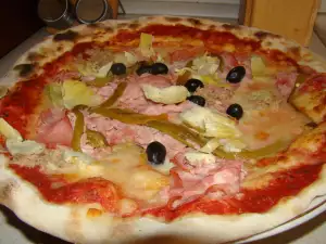 Pizza met artisjok, tonijn en ham