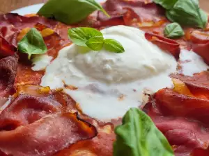 Pizza mit Burrata und Prosciutto