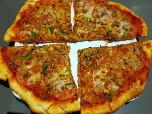 Pizza mit Thunfisch, Parmesan und Tomaten