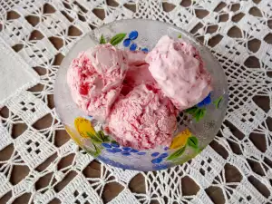 Leckeres Eis mit Himbeeren