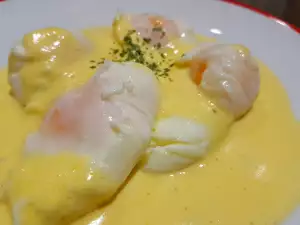 Pochierte Eier mit Sauce Hollandaise