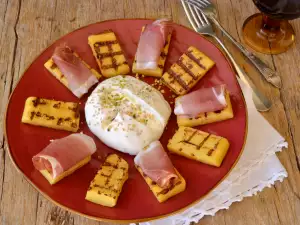 Polenta al grill con burrata y prosciutto