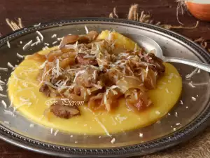 Polenta con carne picada, boletus y cebolla