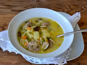 Sopa de patatas con longaniza y guisantes