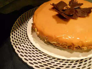 Tarta de nueces con glaseado espejo de caramelo