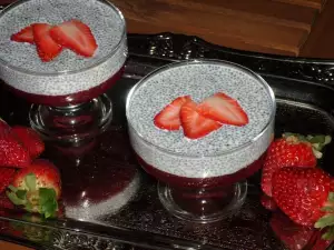 Healthy Pudding with Strawberries and Chia