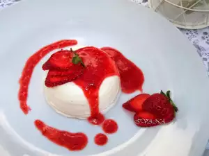 Panna cotta cu sos de căpșuni