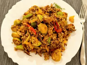 Quinoa con coles de Bruselas y pimientos