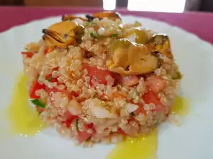 Ensalada mediterránea con mejillones, aceitunas y quinoa