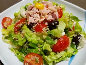 Ensalada verde con quinoa y atún