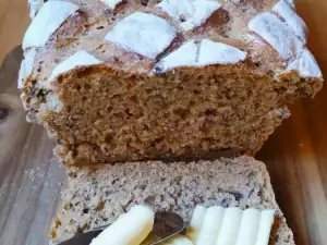 Roggenbrot mit Oliven und getrockneten Tomaten