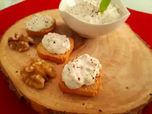 Cottage Cheese, Walnuts and White Cheese Dip