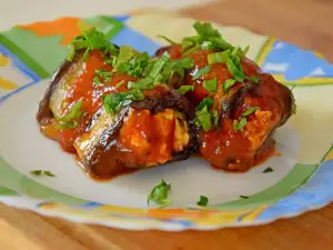 Rollitos de berenjena con salsa de tomate