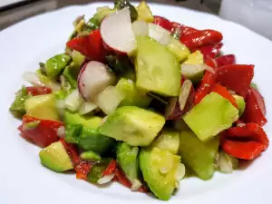 Salat mit Avocado, Salatgurke und gerösteter Paprika