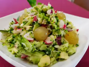 Salat mit Brokkoli und Weintrauben