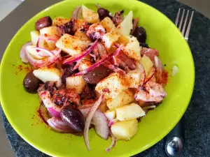 Ensalada de patatas con pulpo y aceitunas