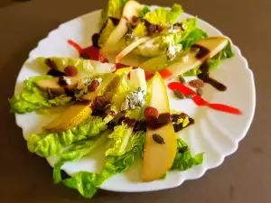 Corazones de lechuga con peras y queso azul