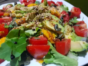 Grüner Salat mit Mango und Leinsamen