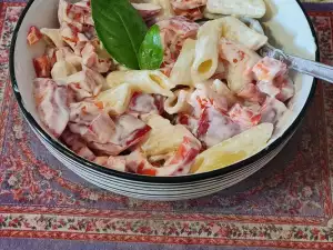 Salat mit Penne und Paprika