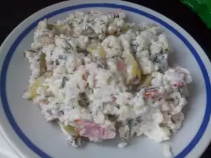 Marokkanischer Salat mit Couscous und Hähnchen