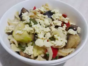 Šarena salata sa makaronama, tikvicama i patlidžanom