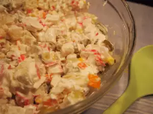 Ensaladilla con palitos de cangrejo