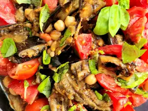 Ensalada mediterránea con berenjenas y garbanzos