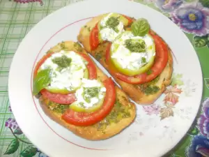 Sandwiches with Tomatoes, Peppers and Basil Pesto