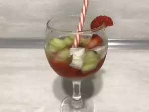 Weiße Sangria mit Erdbeeren, Melone und Honig