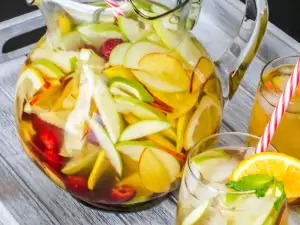 Weiße Sangria mit Himbeeren